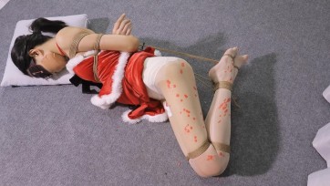 【皆非】《圣诞危机》滴蜡+棒棒+蛋蛋+电击的四步曲之下圣诞少女逐渐迷失自我呜呜娇吟～（圣诞服，红高跟，白丝，丝袜胶带封嘴，驷马，强制站立）