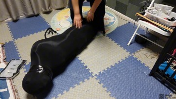 【美曦s】{木乃伊丝袜全包（15层丝袜）}刚从笼子里放出来的伪娘，穿着咖色的上衣＋黑丝。给她拿15层丝袜全包起来是什么体验！带着铐子，腿上用绳子绑住，15层袜子层层包裹，耳朵塞上耳...