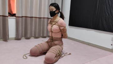 【墨雨原创】皮肤白长的漂亮172身高大长腿的小姐姐刮痧过后来初次体验漂亮瑜伽服紧缚第1集