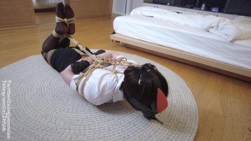 【鹿角与猫爪】微剧情——《下班路上被坏人绑架的黑丝OL•下》被坏人抱起抽插，使用筋膜枪强震，脱下的高跟鞋用胶带固定脸上强制闻气味，绑驷马拉起头部挣扎，被扇耳光挠玉足