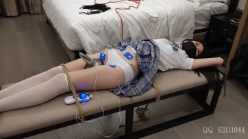 【随心原创】杨蕊 白丝小JK 凳子上的电贴片煎熬拷问