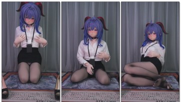 【zentai】黑丝OL娃娃戴着阳锁，菊花里塞着假丁，用丝袜的弹性固定住，晃动着修长美腿发骚