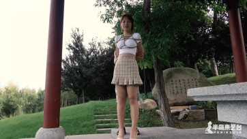 【半岛束艺台】 拉丁造访台长御用公园即兴热舞，保安大叔流连忘返