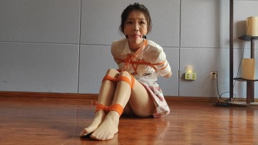 【一绳所爱】小雅《并腿海老缚放置》将其一个人放置在房间挣扎，等准备给小雅解绳子的时候，发现她自己已经解开绳子了，最后自己解开口球的时候口水流流了一地