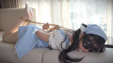 【丝米】《 驯养我的偷懒女仆 2 》白丝小女仆睡过头了，嘴里叼着链子，爬到主人面前认错，鸭子坐、乖乖让主人给自己戴上口球，摸摸头、任凭主人抚摸玉体，并腿捆绑放置挣扎，驷马tk尽...