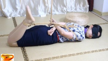 【绳舞飞扬】思琪的紧缚驷马体验 美女思琪一直想体验下紧缚驷马是什么感觉、挣扎的很剧烈，紧张中带点刺激