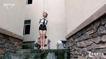 【半岛束艺台】【户外】【吊】  荒草丛生，蚊虫肆虐，少女孤悬