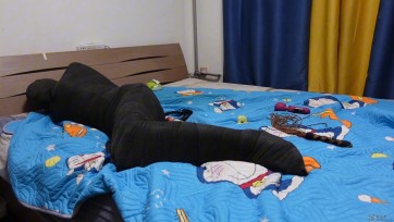 【美曦s】《伪娘木乃伊胶带全包》服装丝袜后妈裙＋性感内衣 。把小伪娘用14卷胶带全包起来，后手胳膊拿上丝袜套了四层，丝袜堵嘴蒙头，气喘嘘嘘快上不来气 差点下次见不到了