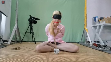 【绳之韵】金发美少女羽灵，怕痒的女孩更要绑结实了可劲的挠！粉色护士服、灰丝，团缚、口球口水收集、TK游戏，玩美足