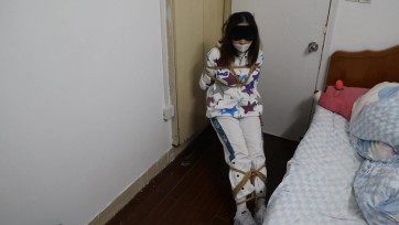 【领玥】穿了上运动装贝壳头白袜白鞋的想出去玩！结果惨被坏人留在屋子里面捆在凳子上进行调教，我就出去玩一下就不行嘛，在玩具和鞭子控制下不断发出惨叫