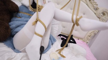 【荷仙少女】满屏白丝少女B睡觉前的变可爱训练的束缚，双腿高高被绳子绑在两边吊起，拼命的扭动着娇柔的身躯想摆脱束缚，但是无济于事，更可怕的是，一双黑手正在慢慢的靠近这个大...