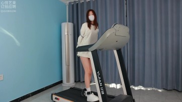 【心悦艺束】大学生游戏体验，大长腿全身镣铐镣铐跑步机